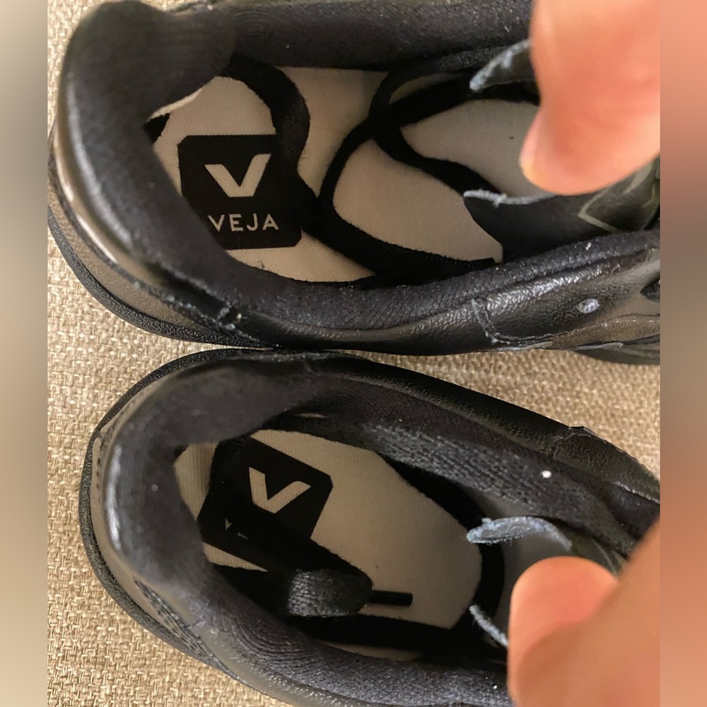VEJA V-10  MADE IN BRAZIL VEGAN ALL BLACK 2.0 - Picture 9 of 16